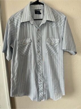 Wrangler Men’s Short-Sleeve Button-Down Shirt in Light Blue and White Stripe